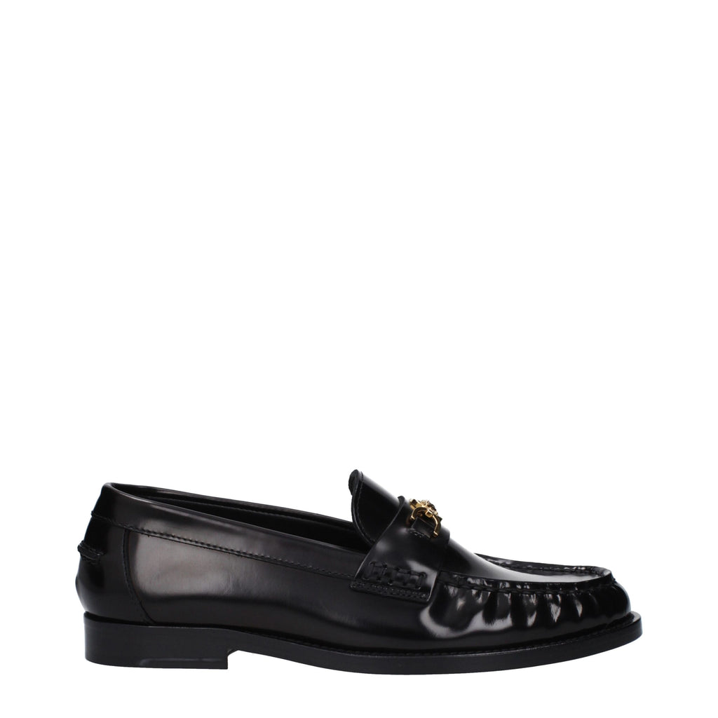 Mocassins noirs en cuir slip-on de Versace, élégants et sophistiqués, avec logo emblématique sur le dessus.