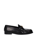 Mocassins noirs en cuir slip-on de Versace, élégants et sophistiqués, avec logo emblématique sur le dessus.