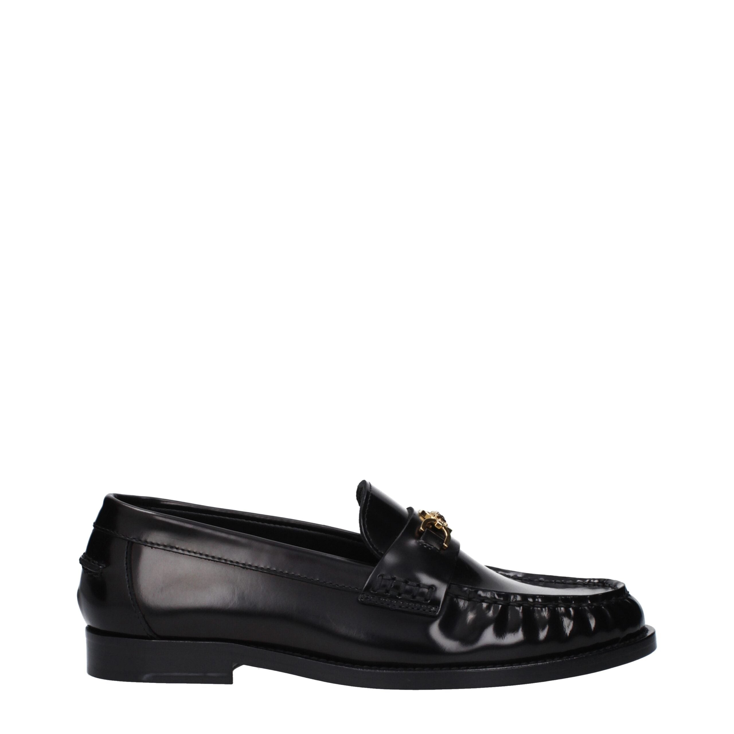 Mocassins noirs en cuir slip-on de Versace, élégants et sophistiqués, avec logo emblématique sur le dessus.