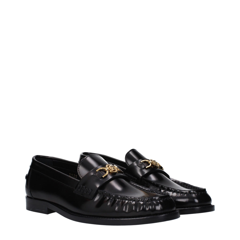 Mocassins noirs en cuir slip-on de la marque Versace, avec détails élégants et finition soignée.