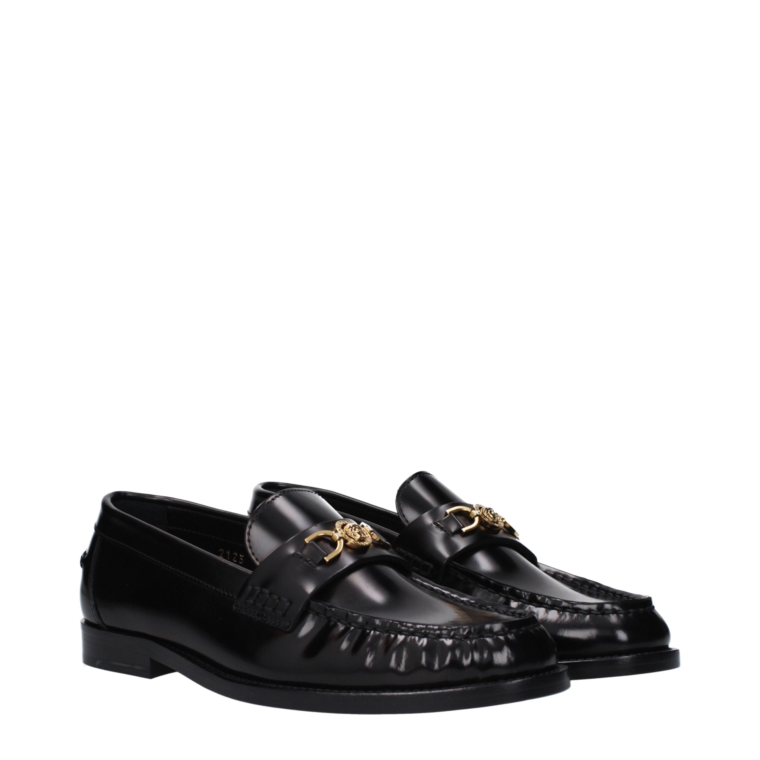 Mocassins noirs en cuir slip-on de la marque Versace, avec détails élégants et finition soignée.