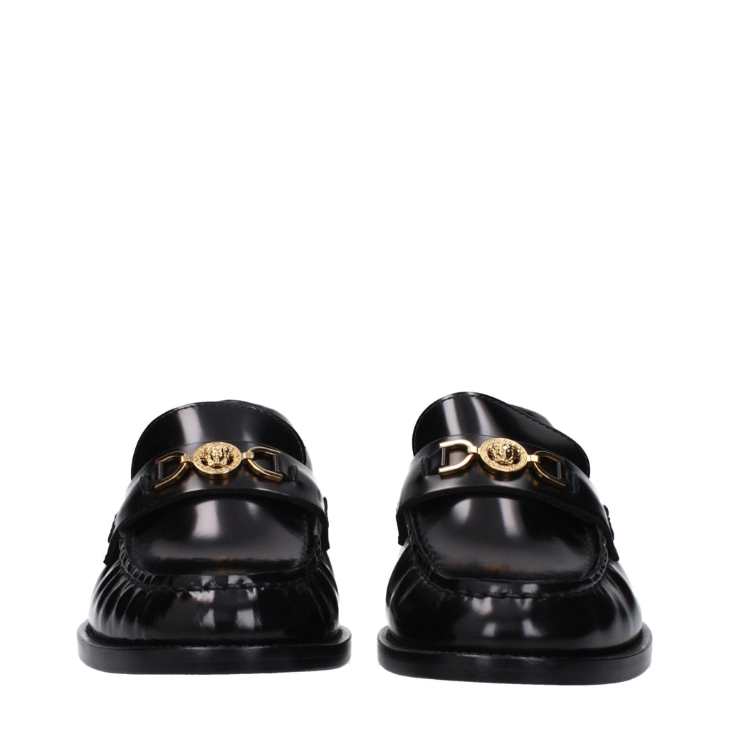 Mocassins noirs en cuir de Versace, slip-on élégants avec détails sophistiqués, pour un style chic et moderne.