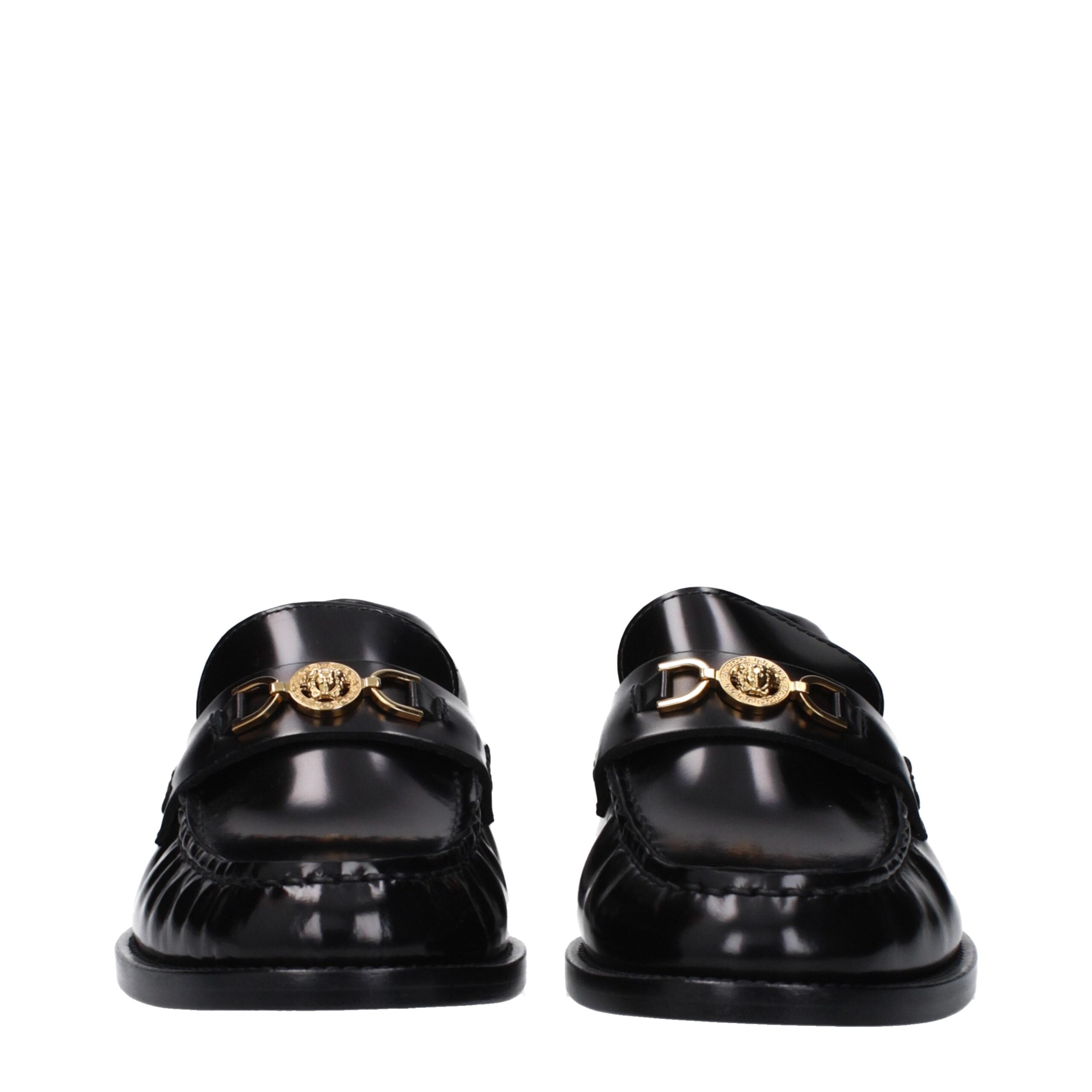 Mocassins noirs en cuir de Versace, slip-on élégants avec détails sophistiqués, pour un style chic et moderne.