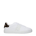 Chaussures basses en cuir blanc de Versace, baskets basses élégantes avec logo distinctif, vue de face.