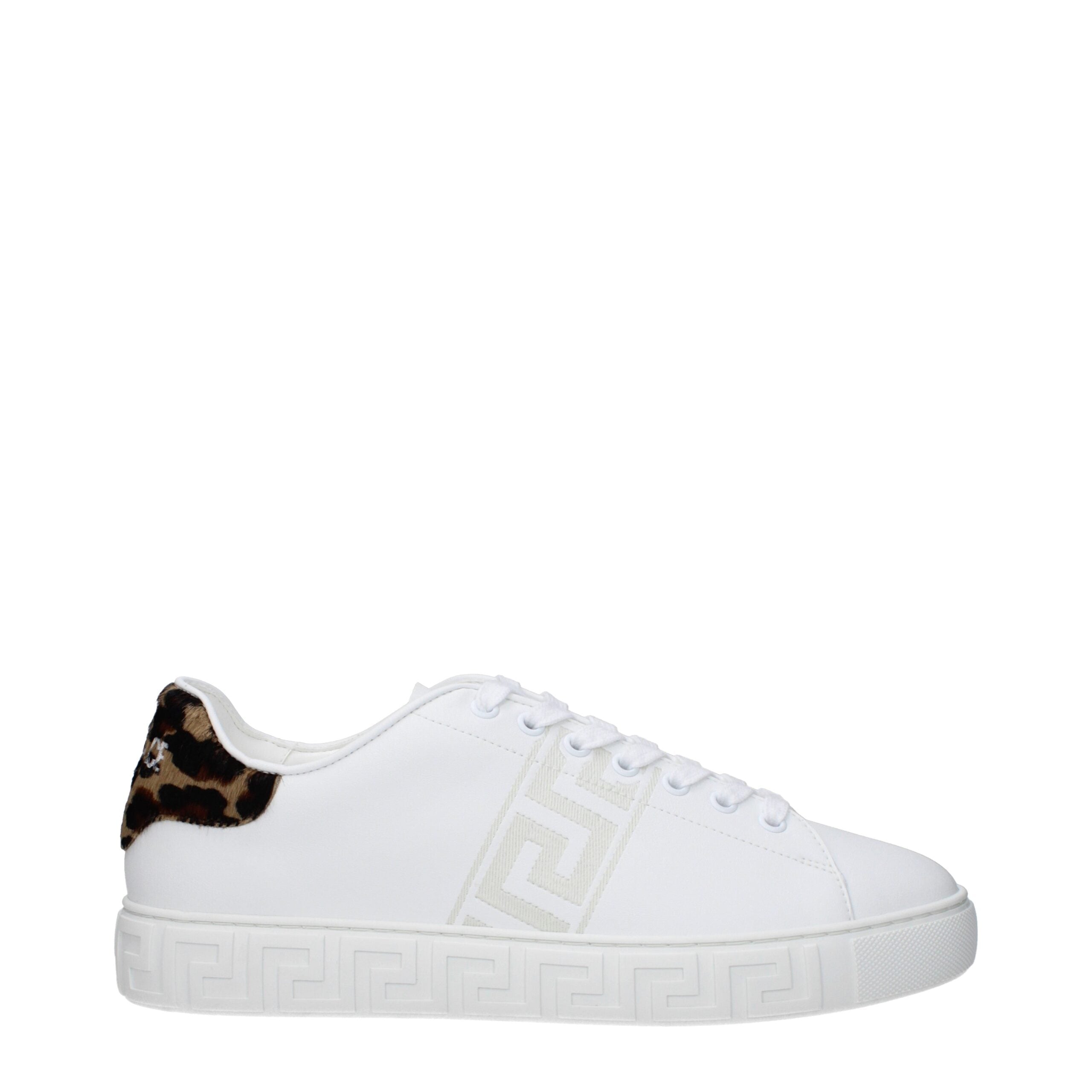 Chaussures basses en cuir blanc de Versace, baskets basses élégantes avec logo distinctif, vue de face.