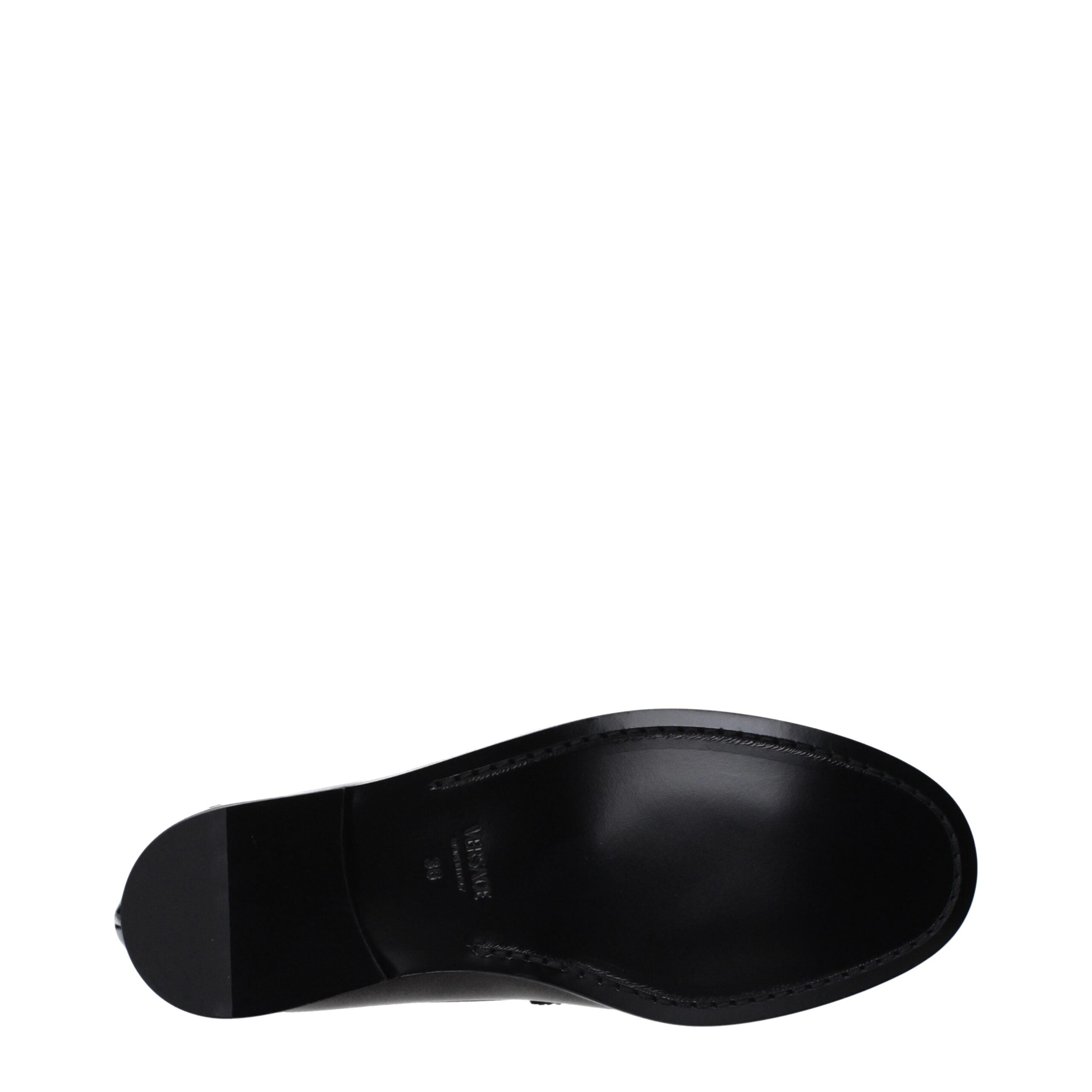 Chaussures loafers en cuir noir Versace sans lacets, élégantes et sophistiquées, pour homme.