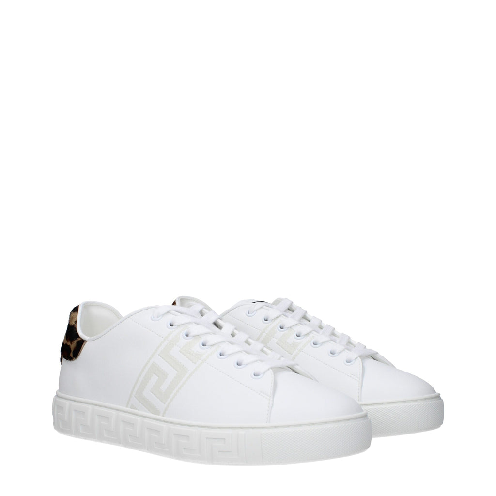 Baskets basses en cuir blanc de Versace, sneakers en cuir blanc avec détails de marque visible, pour style élégant et décontracté.