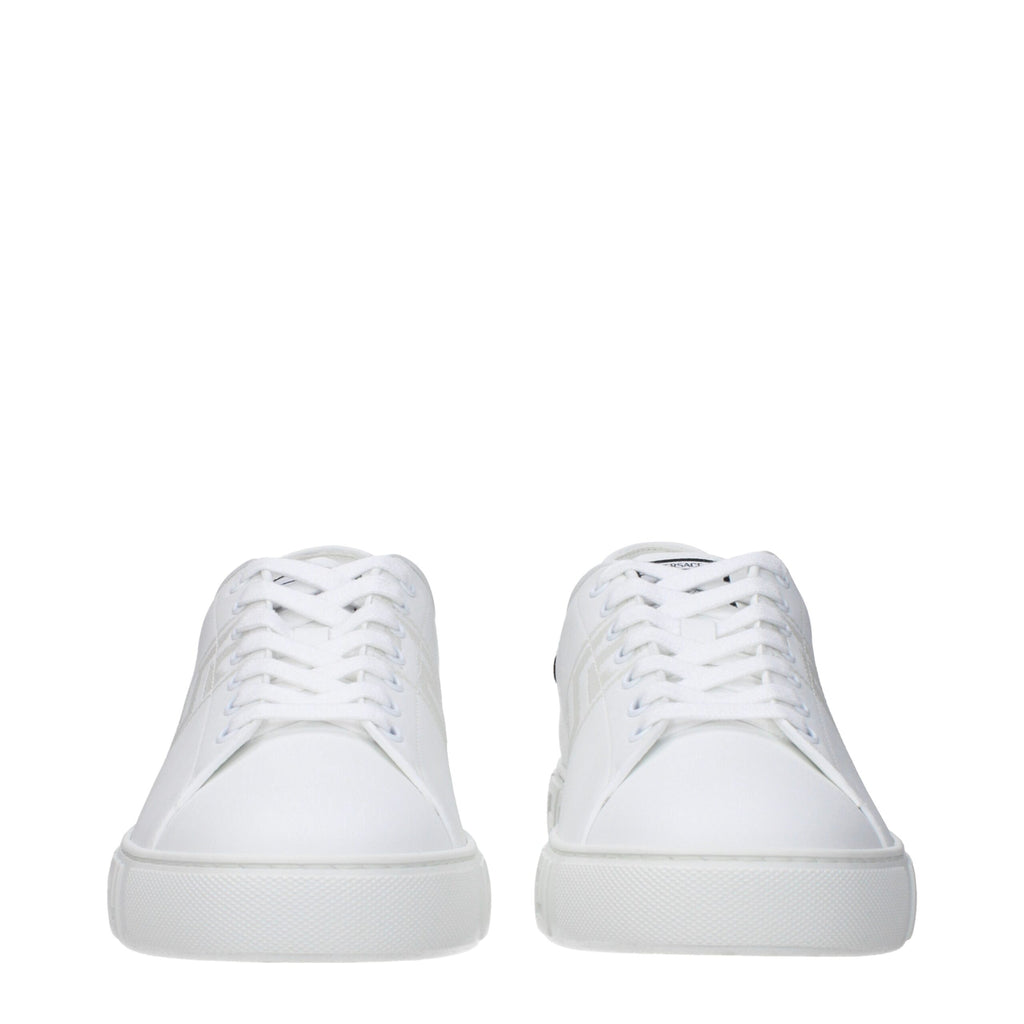 Chaussures basses en cuir blanc de Versace, sneakers low top élégants avec détails de luxe et logo distinctif.