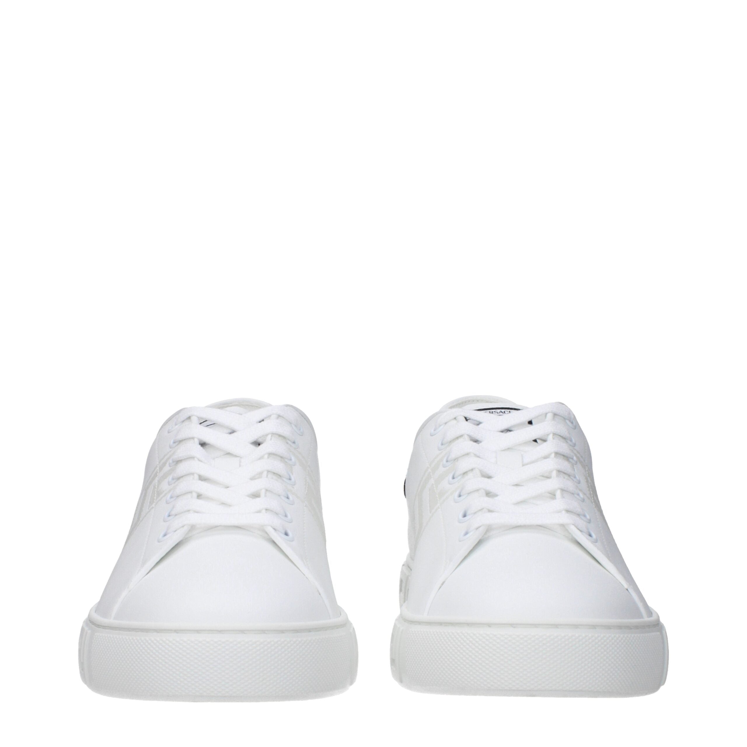 Chaussures basses en cuir blanc de Versace, sneakers low top élégants avec détails de luxe et logo distinctif.