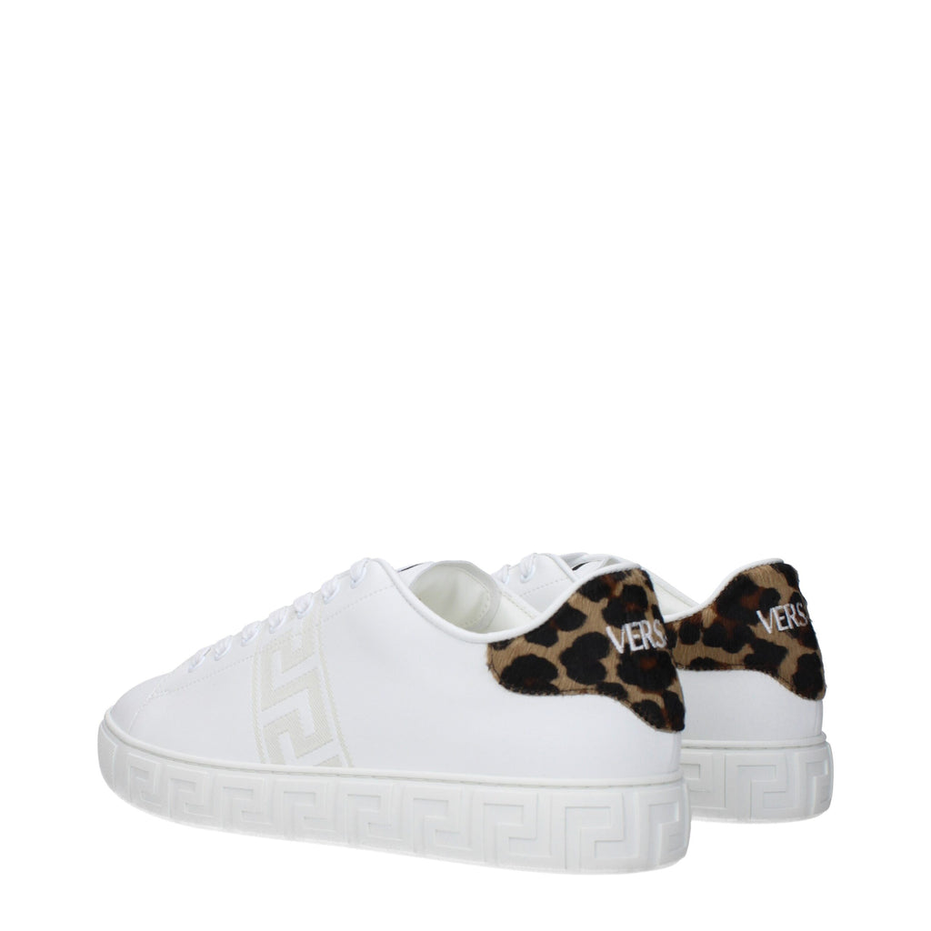 Sneakers basses en cuir blanc de Versace, chaussures de sport élégantes avec logo distinctif, pour un style moderne et sophistiqué.