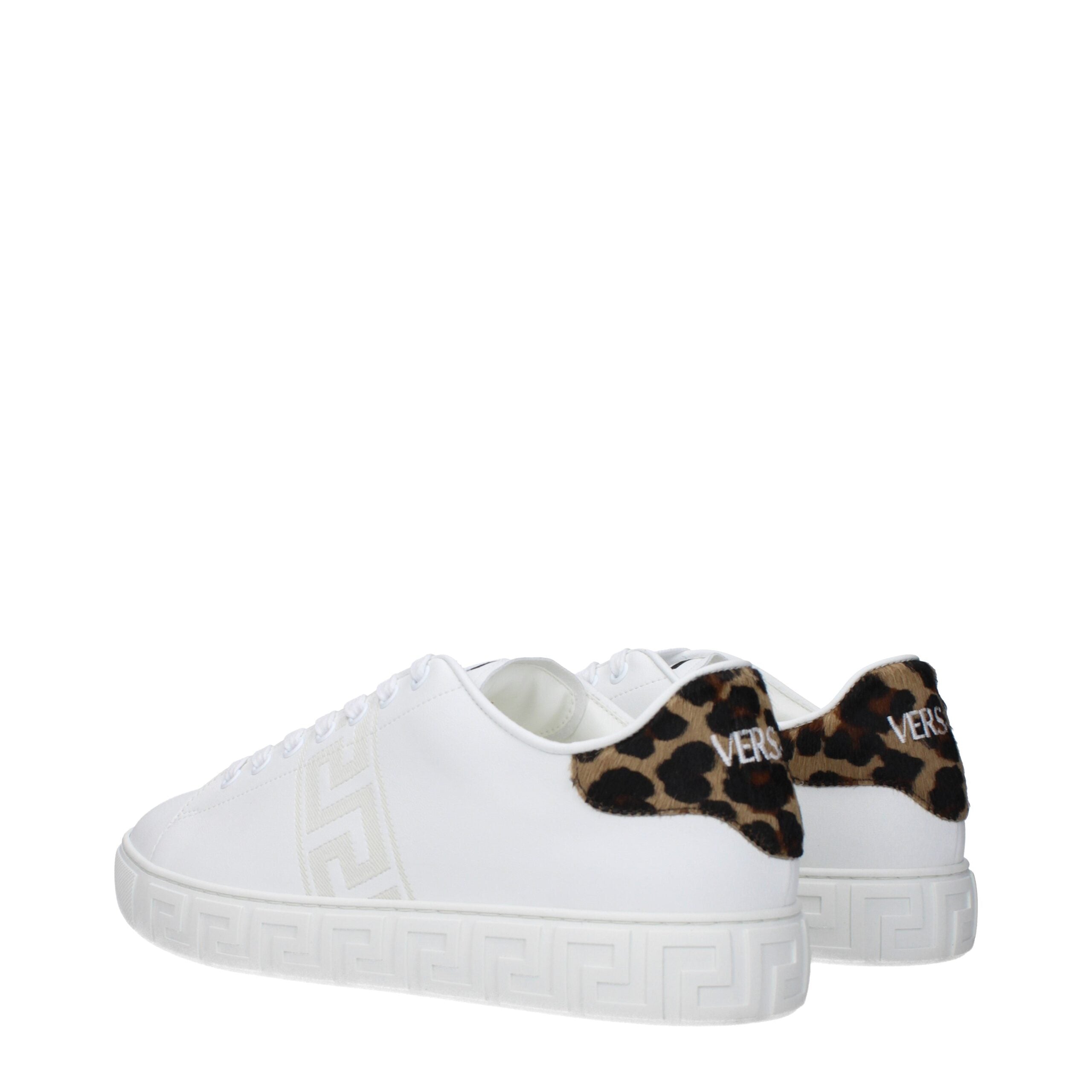 Sneakers basses en cuir blanc de Versace, chaussures de sport élégantes avec logo distinctif, pour un style moderne et sophistiqué.