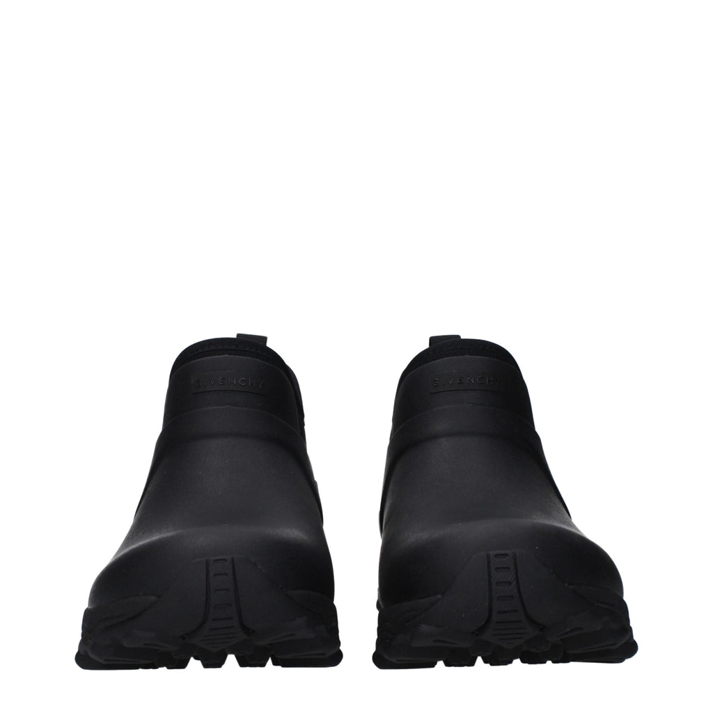 Bottes à cheville en coton noir de la marque Givenchy, vue de côté avec détails modernes et élégants.
