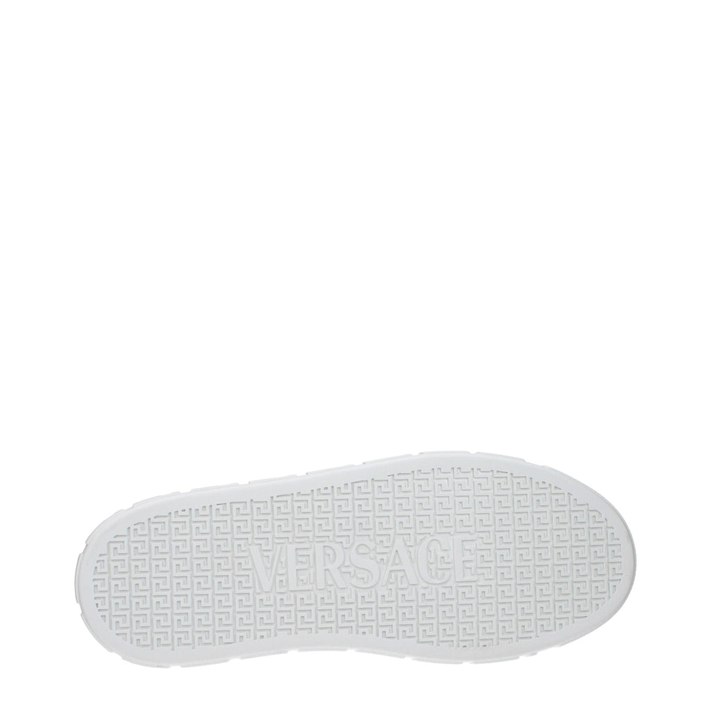 Chaussures basses en cuir blanc de Versace, sneakers élégants pour homme avec détails de luxe.