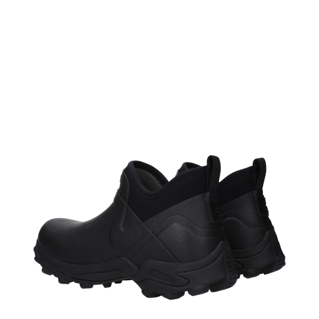 Bottes ankle en coton noir de la marque Givenchy, vue de côté avec détails de la semelle et du design élégant
