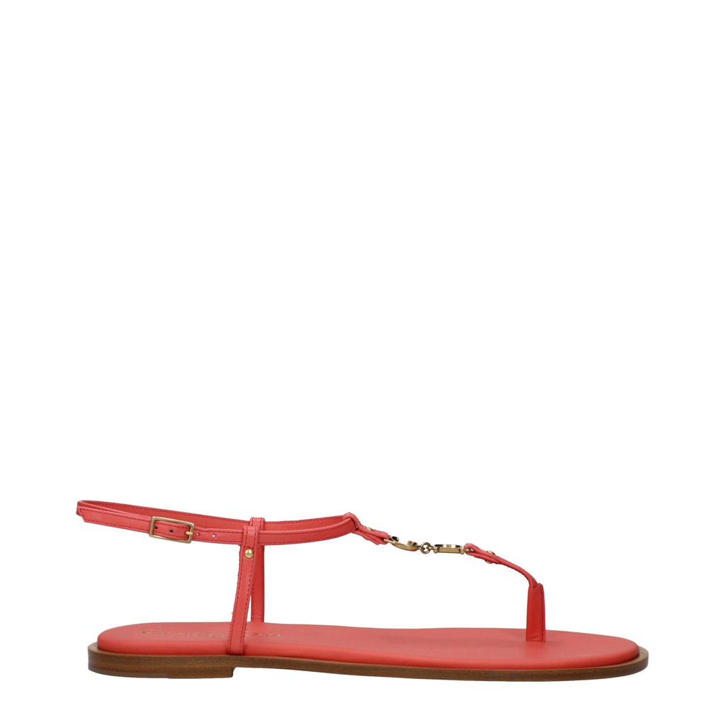 Sandales en cuir rose Christian Dior à tongs, avec design élégant et confortables, visibles sur la photo.