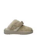 Chaussures Slippers en cuir vert Burberry, élégantes et confortables, avec logo emblématique sur le dessus.