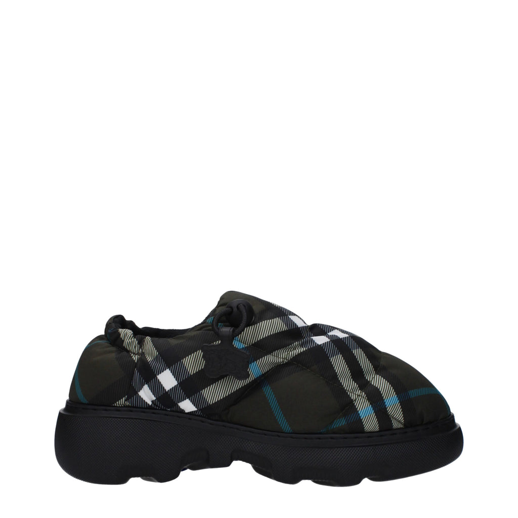 Mocassins slip-on en tissu vert de la marque Burberry, élégants et confortables, visibles en gros plan.