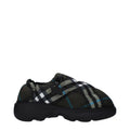 Mocassins slip-on en tissu vert de la marque Burberry, élégants et confortables, visibles en gros plan.
