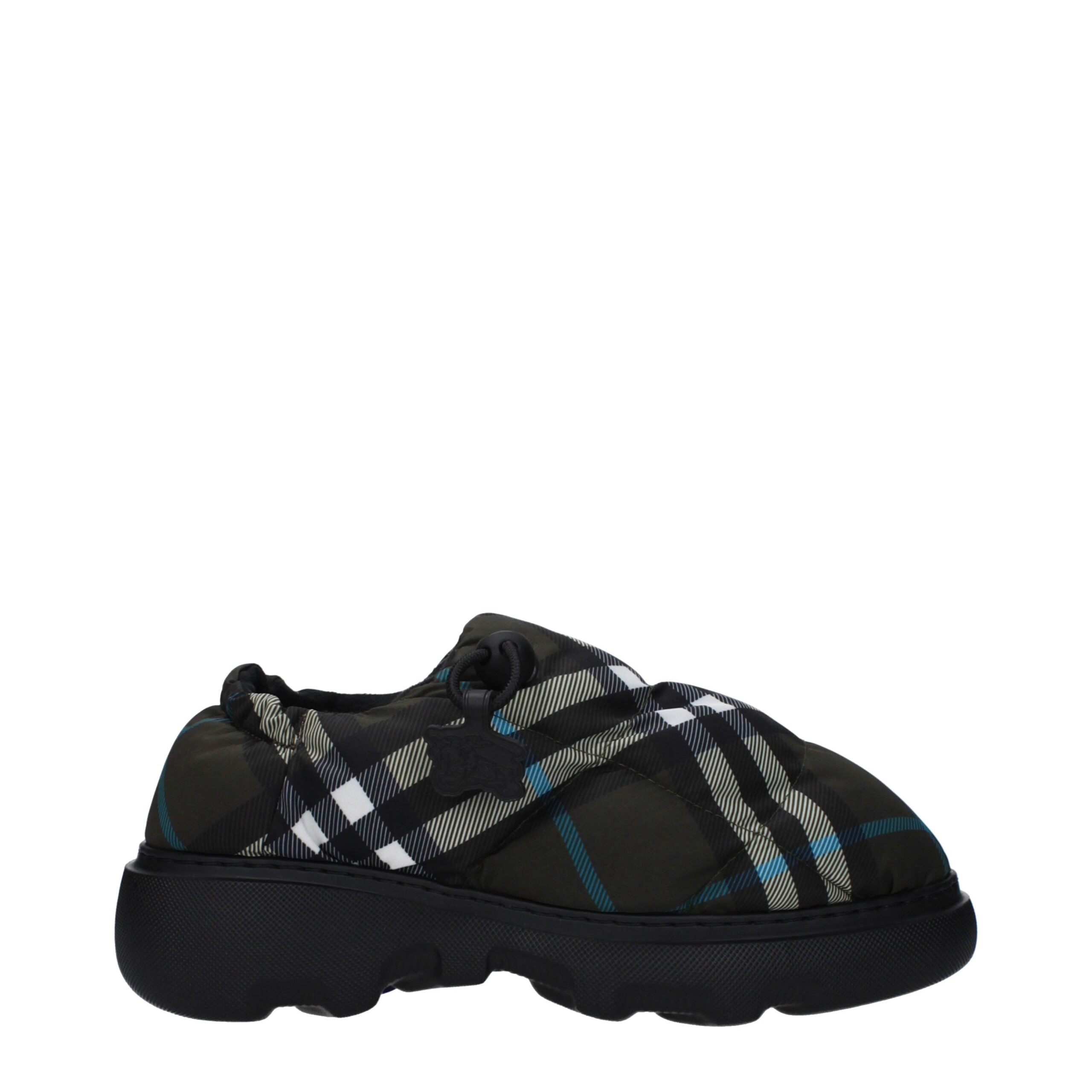 Mocassins slip-on en tissu vert de la marque Burberry, élégants et confortables, visibles en gros plan.