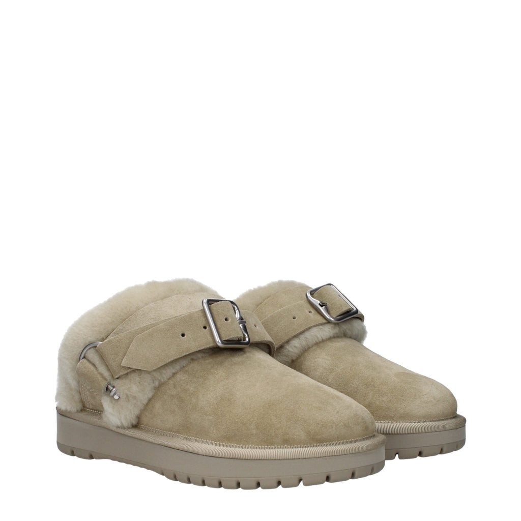 Pantoufles en cuir vert Burberry, élégantes et confortables, avec logo subtil visible sur le dessus.
