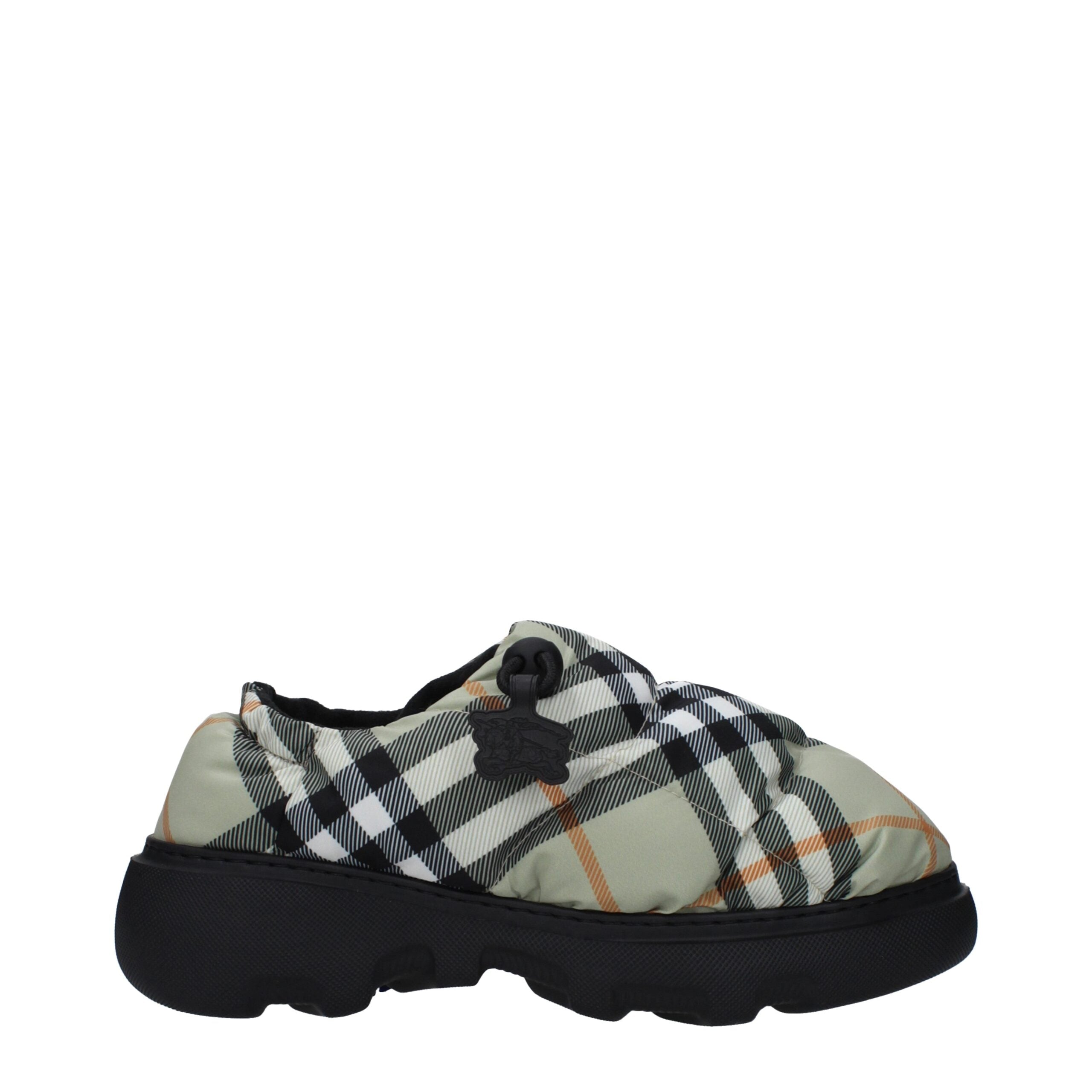 Chaussures mocassins slip-on en tissu vert de Burberry, élégantes et confortables, pour un style sophistiqué.
