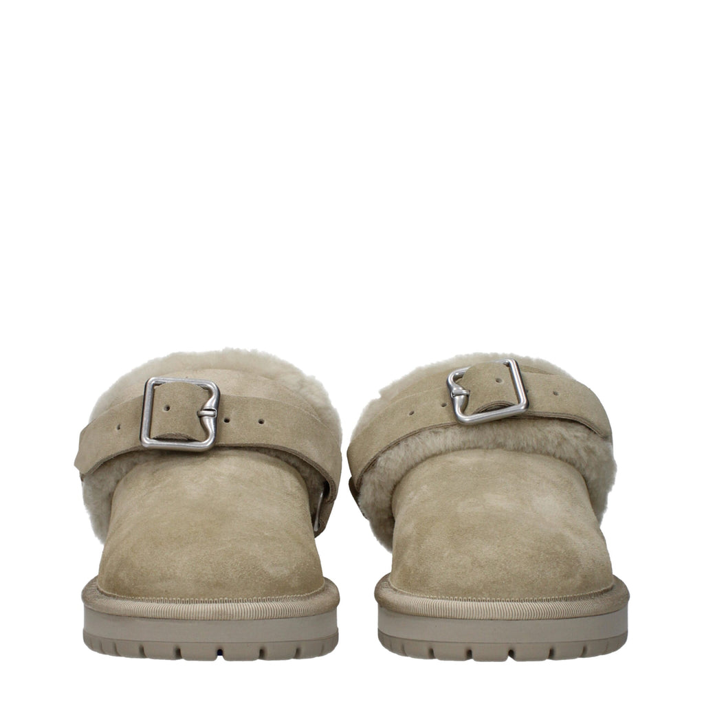 Chaussons en cuir vert Burberry pour homme, semelles en caoutchouc, détails élégants et logo Burberry visible sur la paire