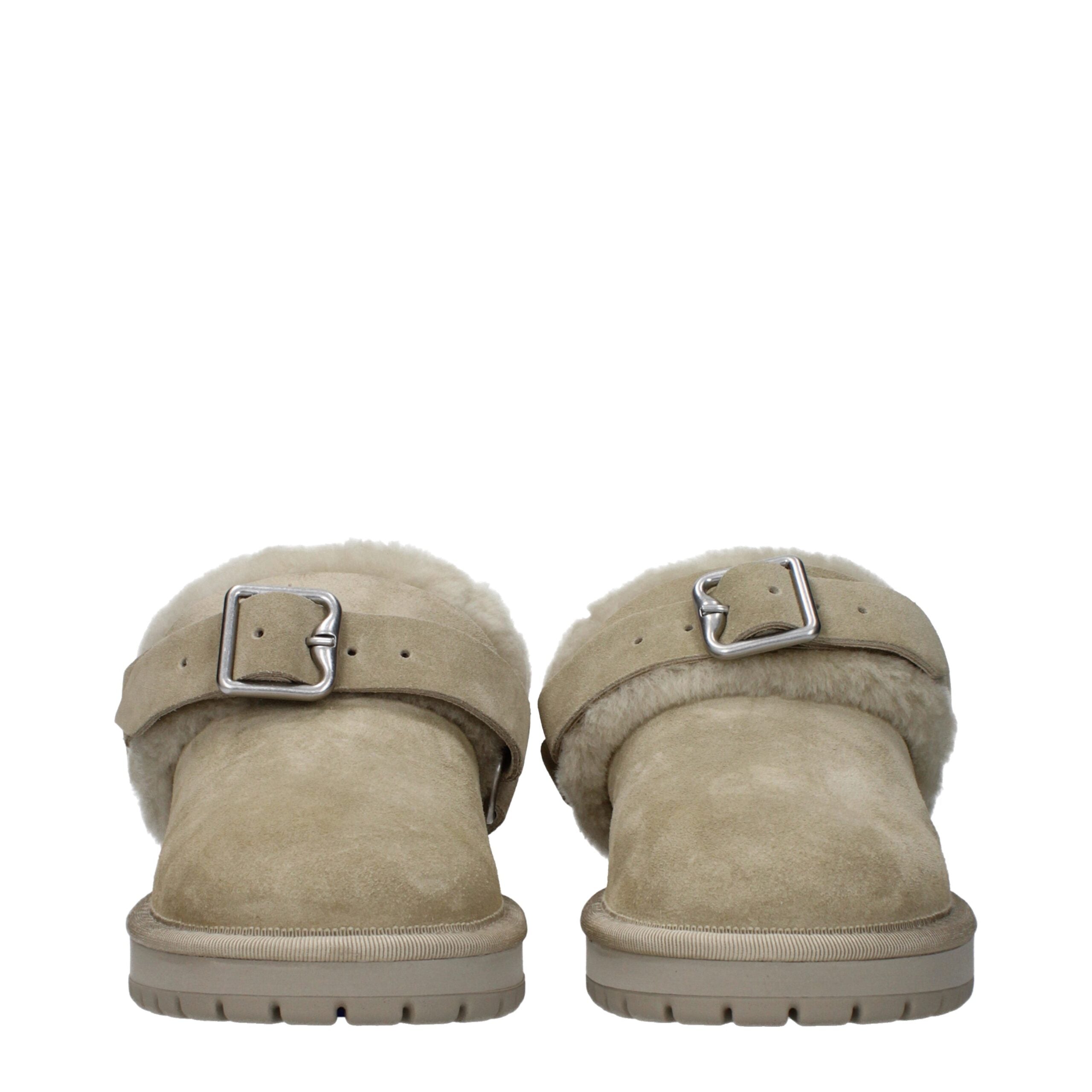 Chaussons en cuir vert Burberry pour homme, semelles en caoutchouc, détails élégants et logo Burberry visible sur la paire