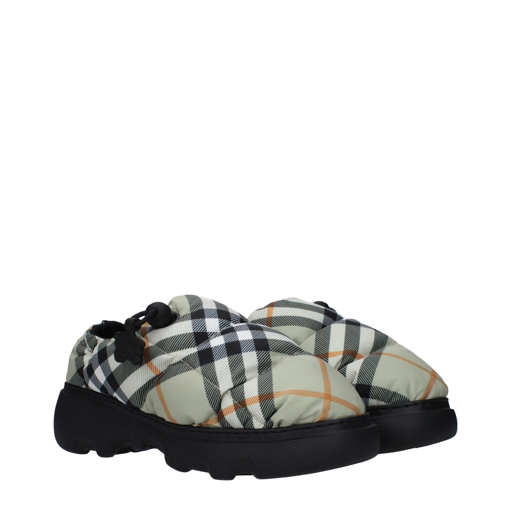 Mocassins slip-on en tissu vert Burberry, élégants et confortables, avec semelle en caoutchouc, pour un style sophistiqué.