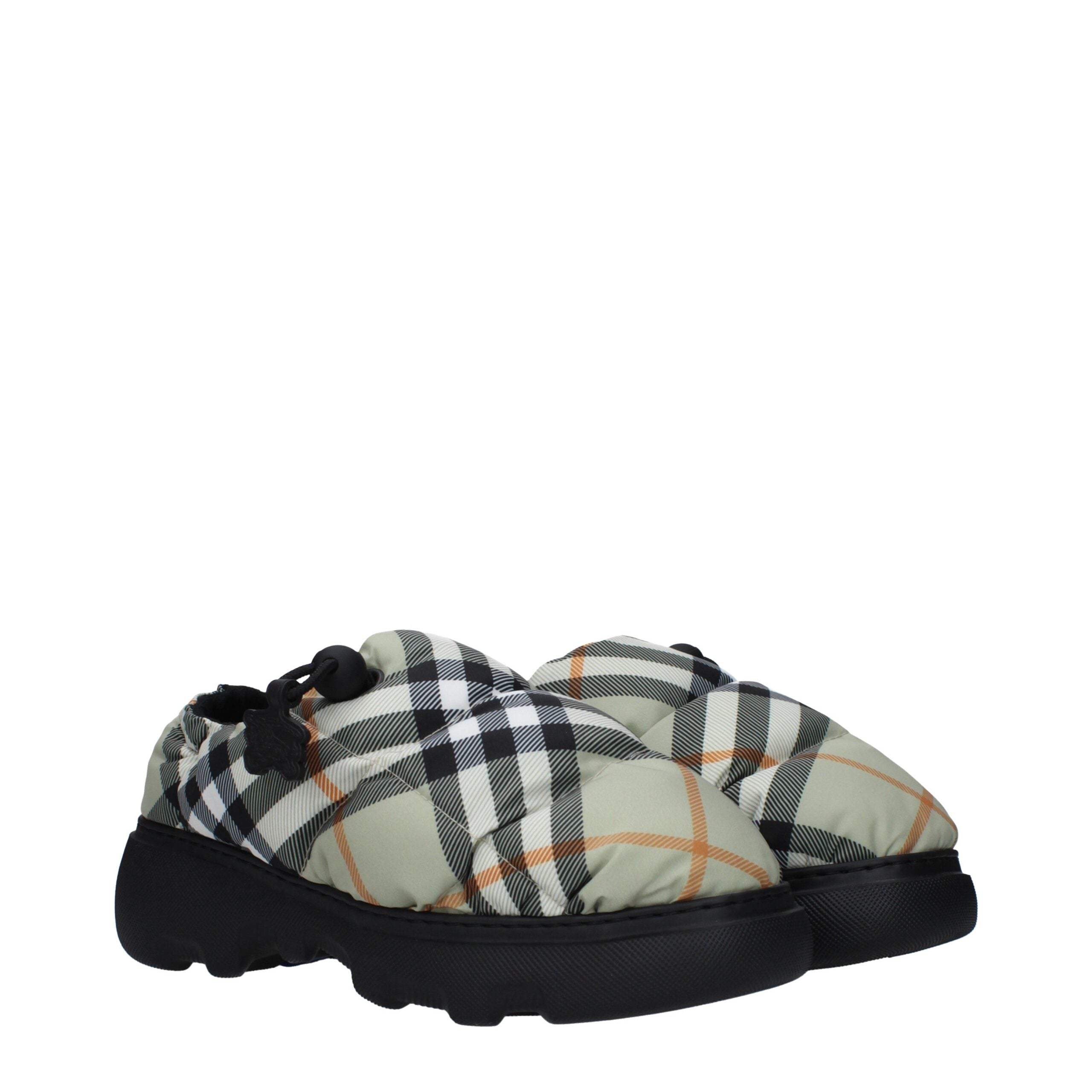 Mocassins slip-on en tissu vert Burberry, élégants et confortables, avec semelle en caoutchouc, pour un style sophistiqué.