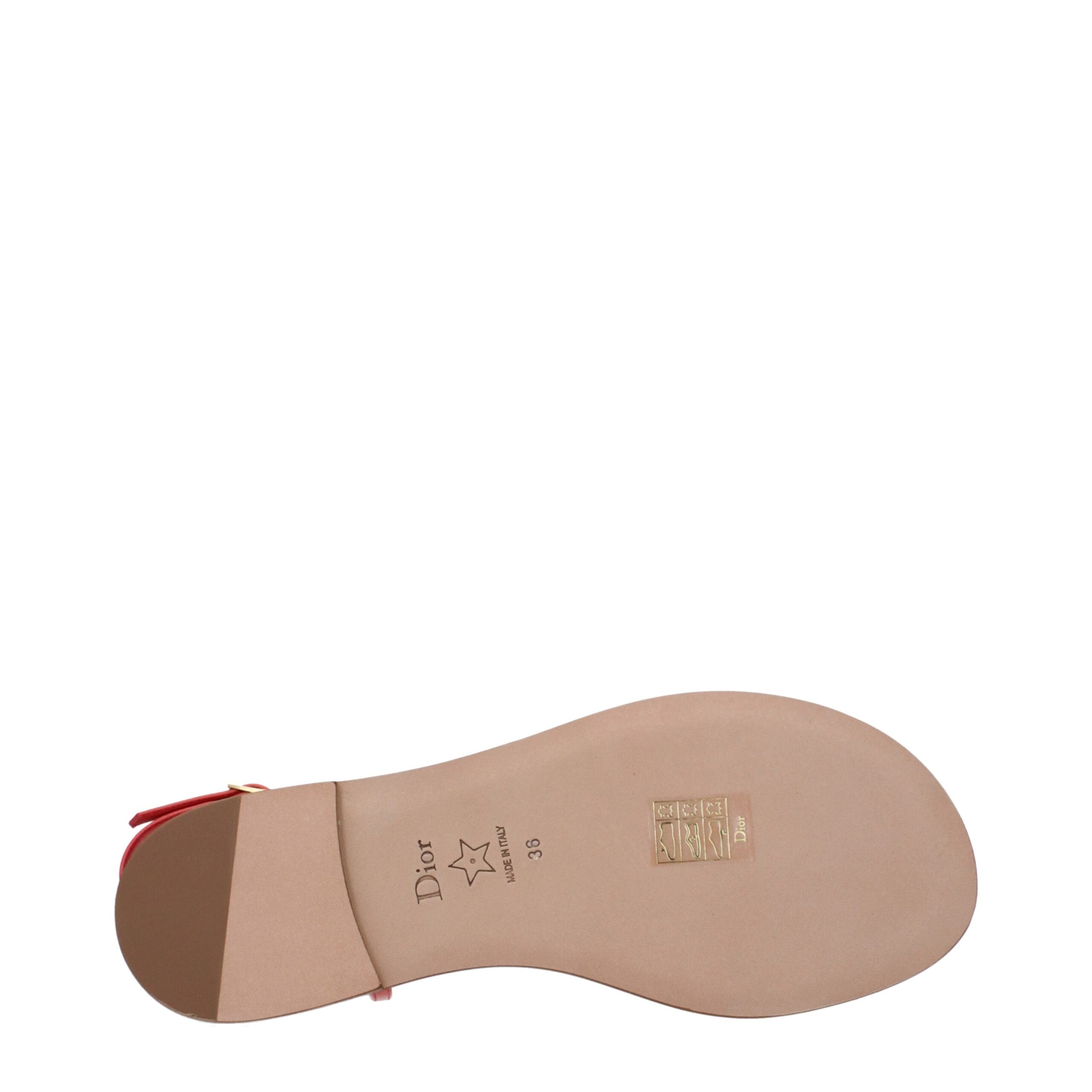 Sandales Christian Dior en cuir rose avec semelle plateforme et bride entre les orteils, style élégant et confortable.