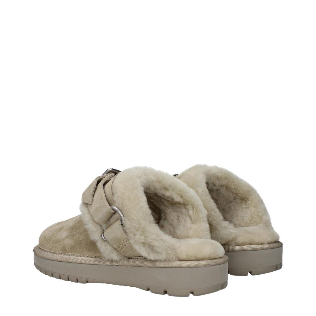 Chaussures slippers en cuir vert de Burberry, élégantes et confortables, avec logo emblématique visible.