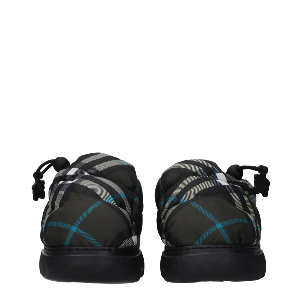 Mocassins slip-on en tissu vert Burberry, élégants et confortables, avec logo emblématique sur le devant.