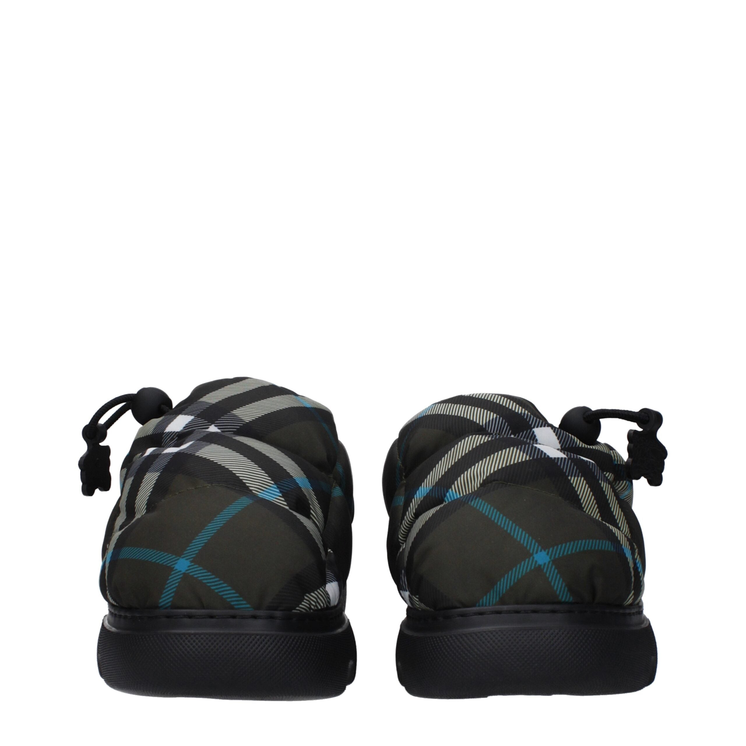 Mocassins slip-on en tissu vert Burberry, élégants et confortables, avec logo emblématique sur le devant.