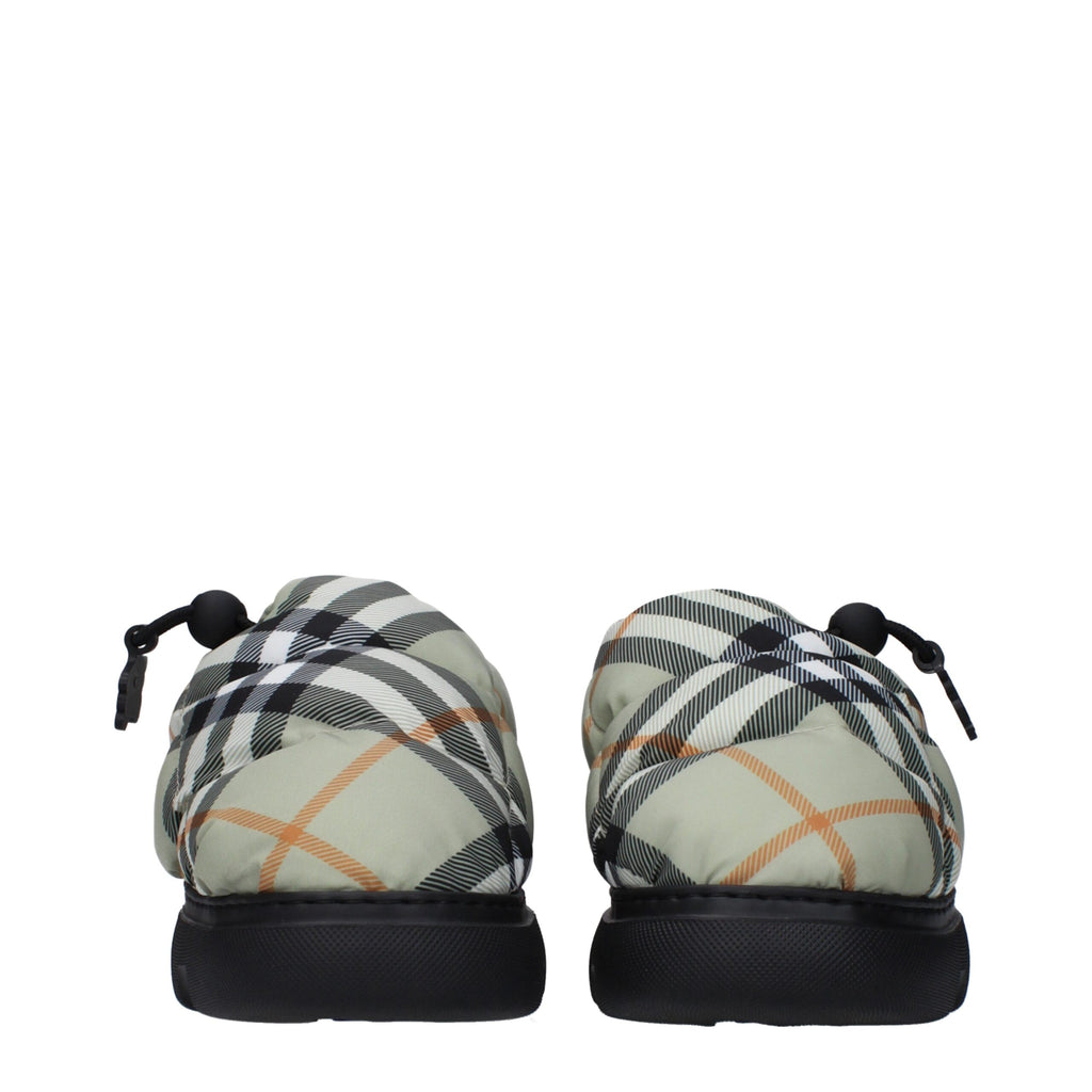 Mocassins slip-on en tissu vert Burberry, élégants et confortables, avec logo emblématique sur le dessus.