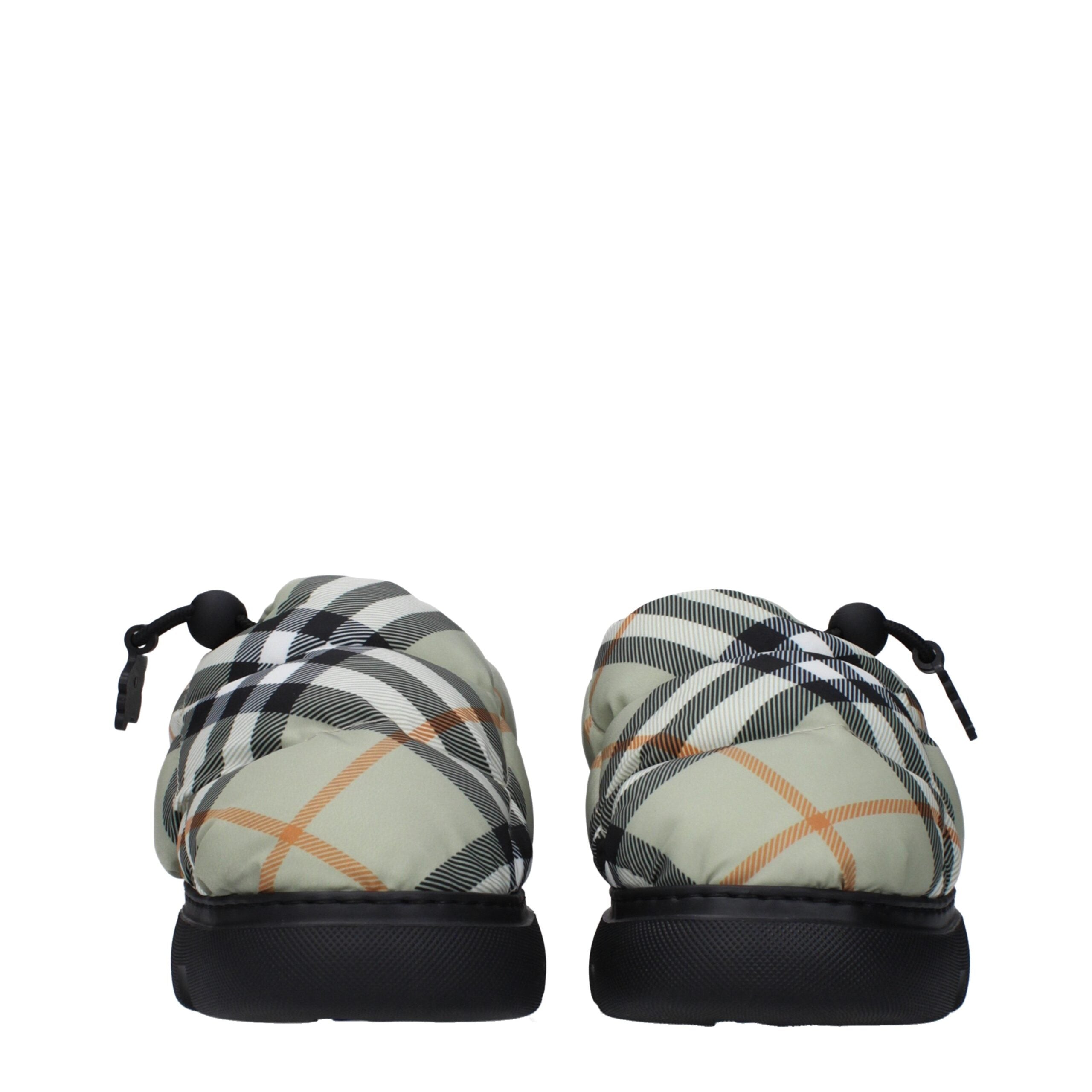 Mocassins slip-on en tissu vert Burberry, élégants et confortables, avec logo emblématique sur le dessus.