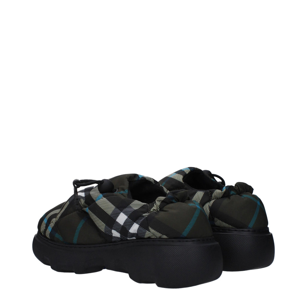 Mocassins slip-on en tissu vert Burberry, élégants et confortables, avec logo signature visible sur le devant.
