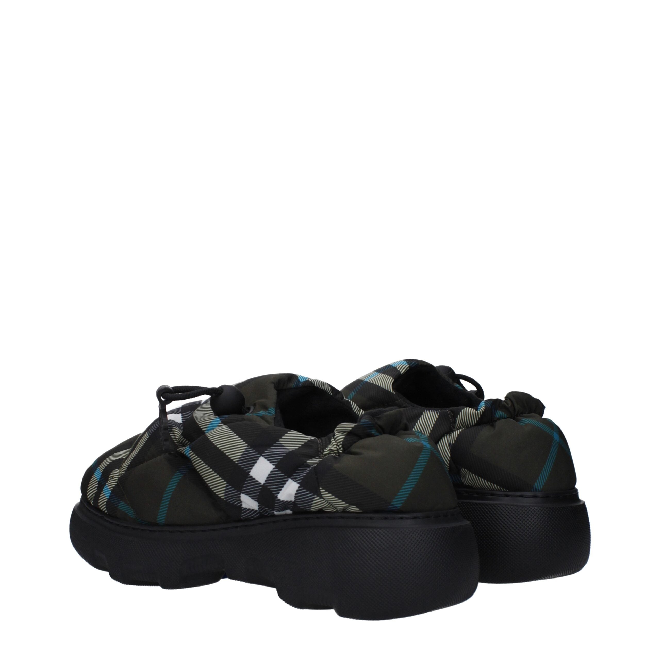 Mocassins slip-on en tissu vert Burberry, élégants et confortables, avec logo signature visible sur le devant.