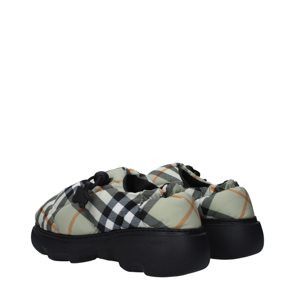Mocassins slip-on en tissu vert Burberry, élégants et confortables, avec logo discret sur le dessus.