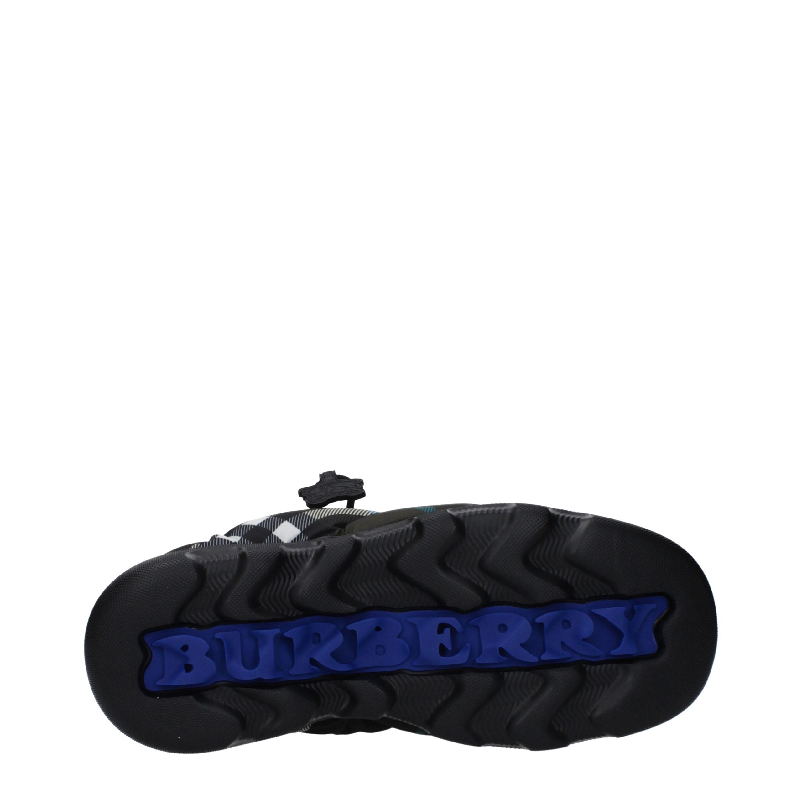 Chaussures slip-on en tissu vert Burberry, loafers élégants pour homme ou femme, avec design classique et logo subtil.