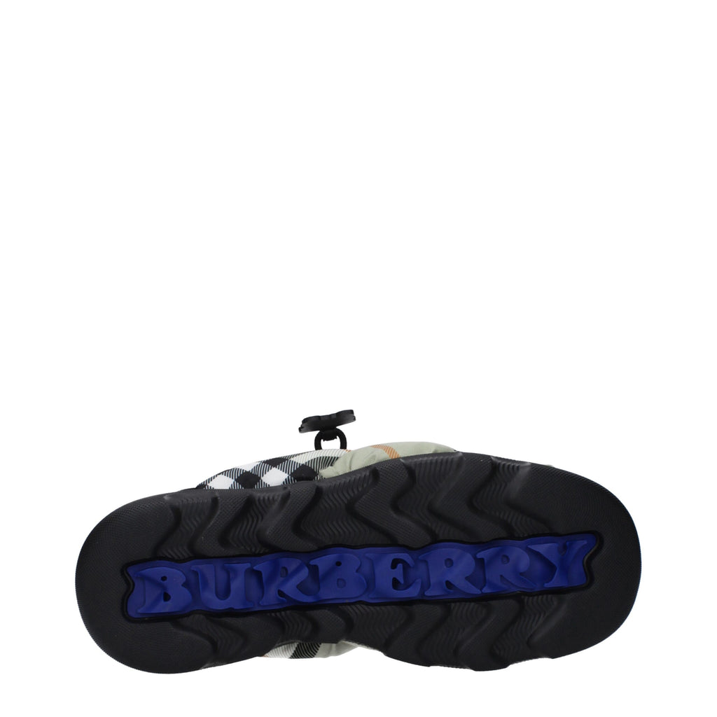 Mocassins slip-on en tissu vert Burberry, élégants et confortables, avec logo emblématique sur le dessus.