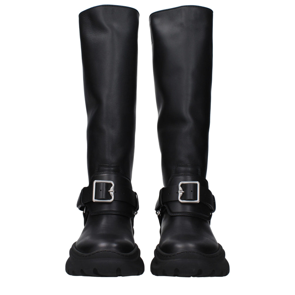Bottes en cuir noir Burberry, style élégant, avec semelle en caoutchouc, devant l'entrée, en gros plan.