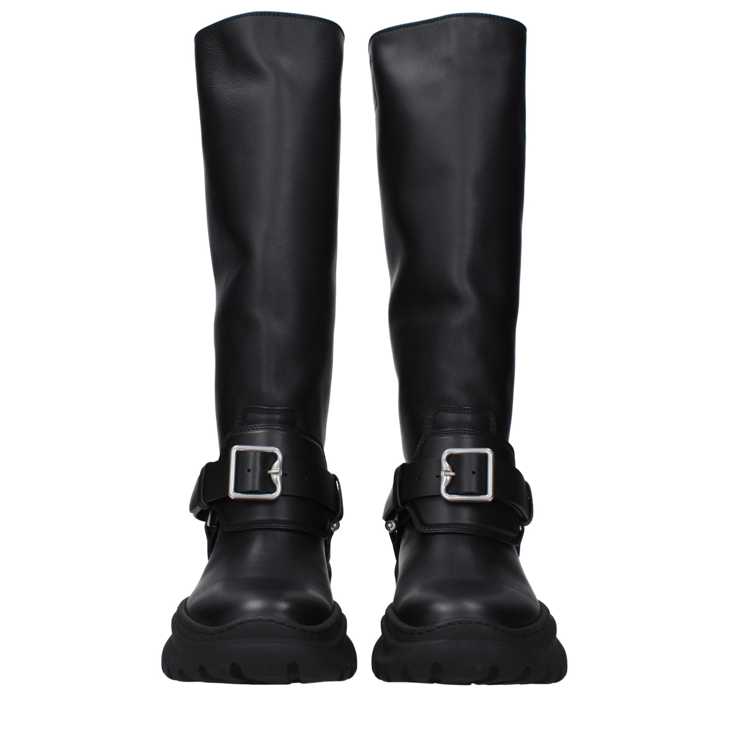 Bottes en cuir noir Burberry, style élégant, avec semelle en caoutchouc, devant l'entrée, en gros plan.
