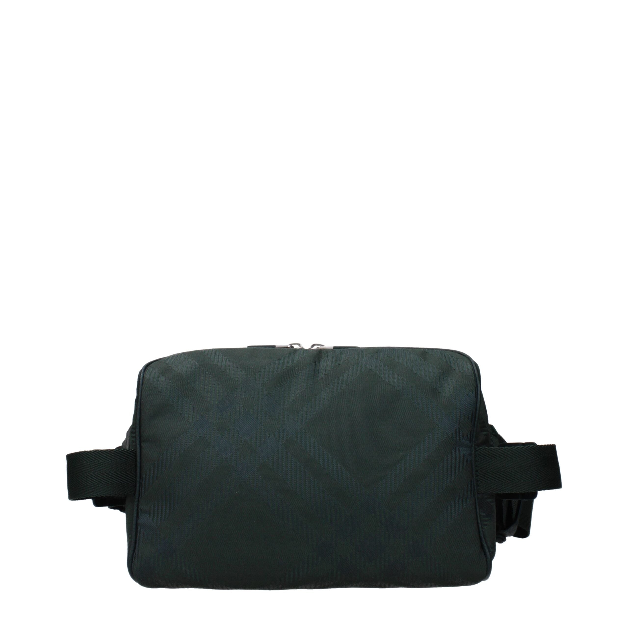 Sac à dos en nylon vert de Burberry, avec logo emblématique, poches zippées et bretelles réglables, pour un style élégant et pratique.