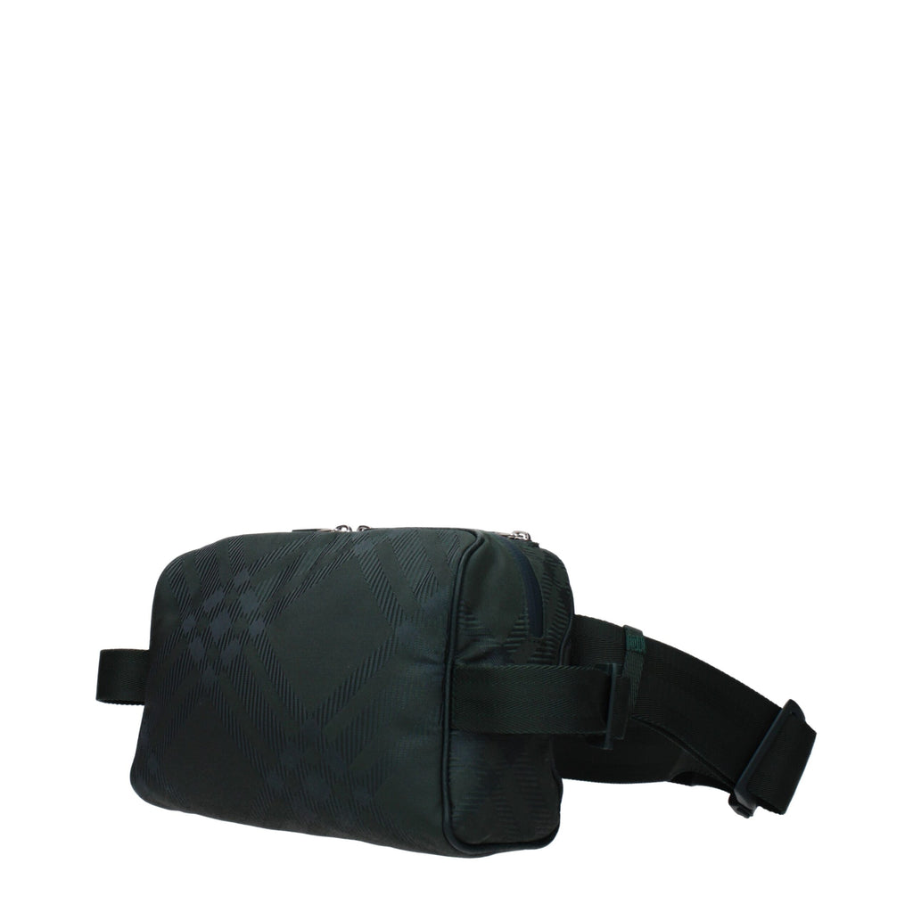 Sac à dos en nylon vert Burberry, avec logo emblématique et design élégant, visible dans l'image.