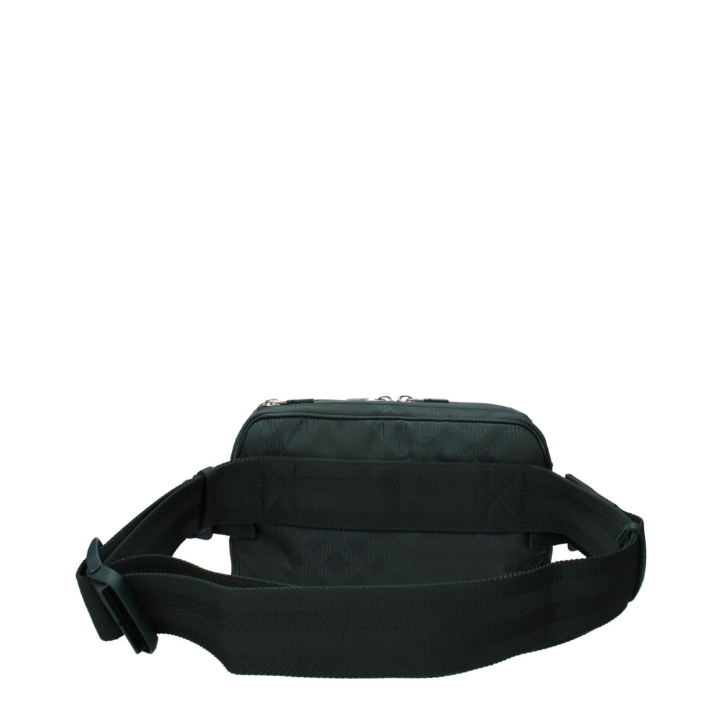 Sac à dos en nylon vert Burberry, avec logo emblématique, poches zippées et design élégant pour un style contemporain.