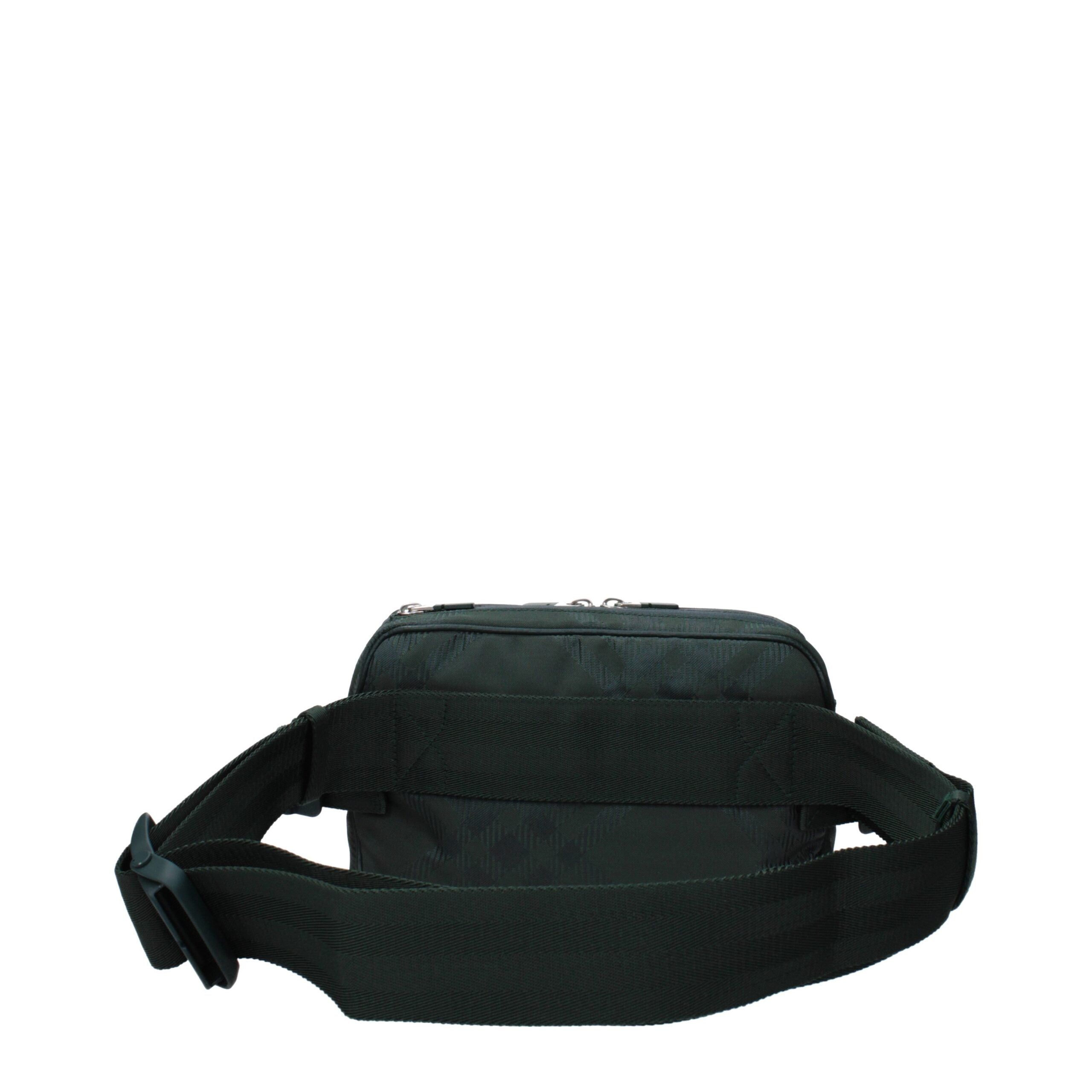 Sac à dos en nylon vert Burberry, avec logo emblématique, poches zippées et design élégant pour un style contemporain.