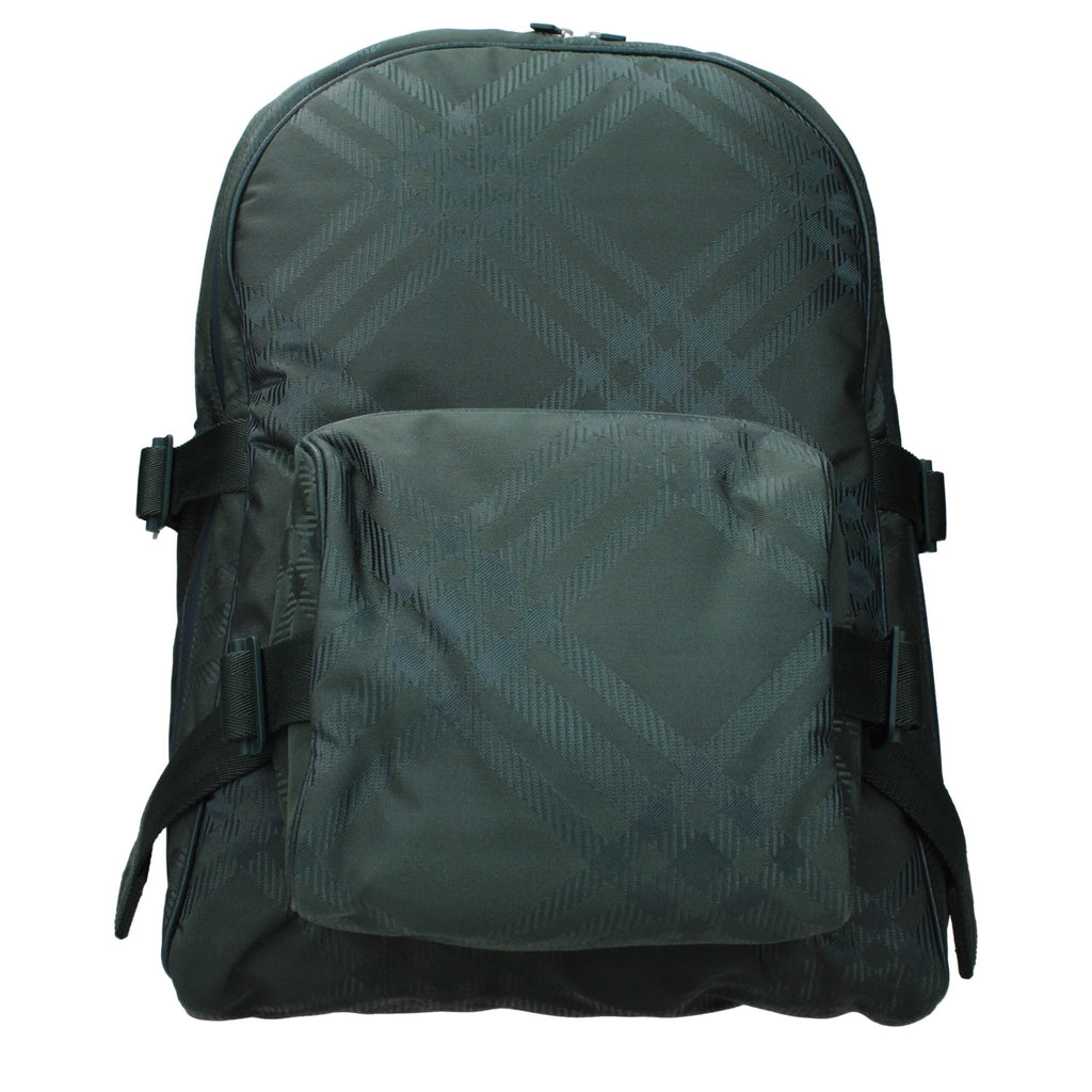 Sac à dos en tissu vert Burberry avec logo emblématique, porté sur une personne dans une rue urbaine.