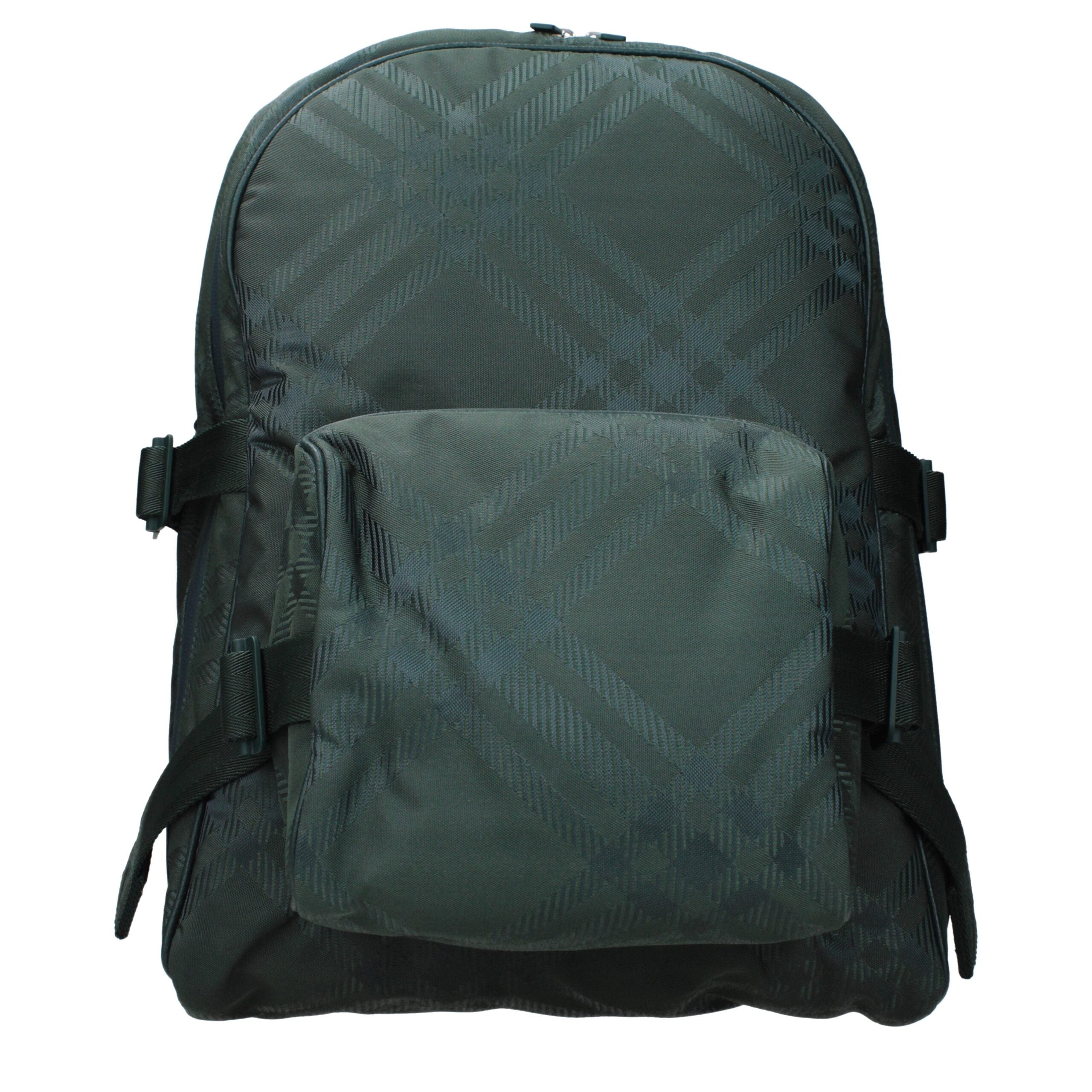 Sac à dos en tissu vert Burberry avec logo emblématique, porté sur une personne dans une rue urbaine.