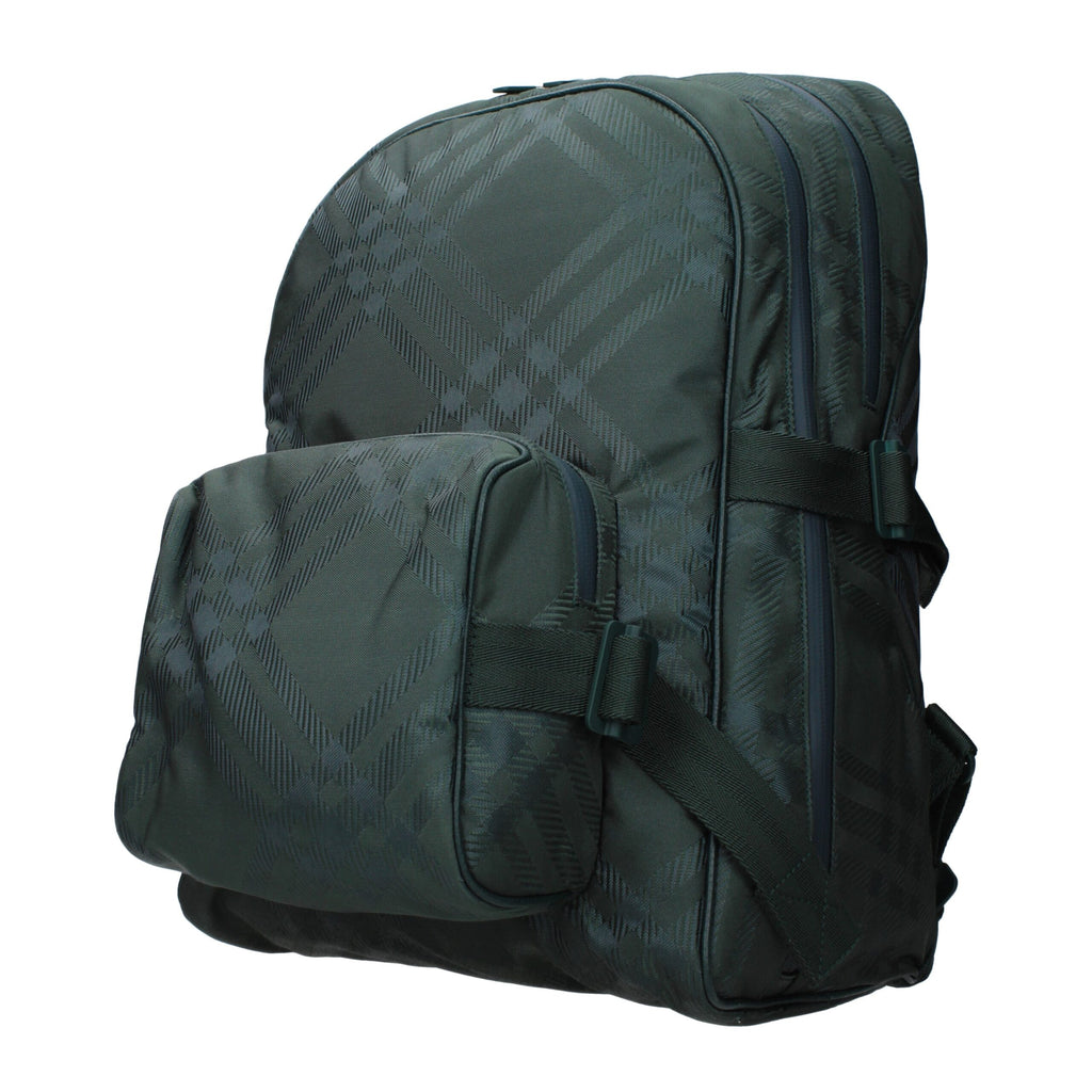 Sac à dos en tissu vert de Burberry, avec logo emblématique, poches pratiques et design élégant pour un style sophistiqué.