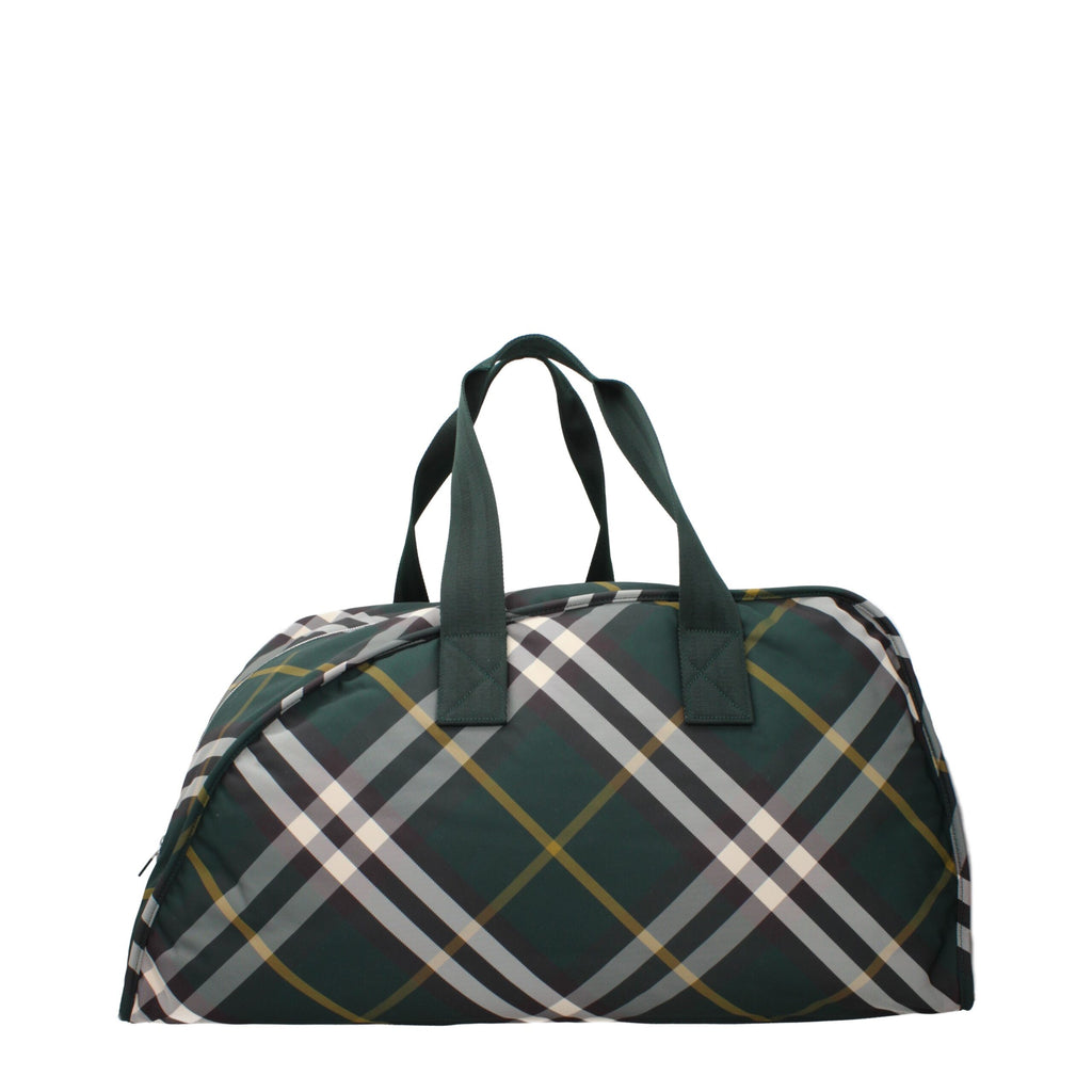 Valise de voyage en tissu vert Burberry, bagage de luxe avec logo emblématique, vue de face.
